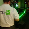 Técnico probando los tramos de tira de led