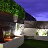 Terraza con fuente iluminada