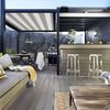 Terraza con gran sofá de obra, pérgola y cocina exterior