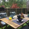 Terraza con mesa y sillas de madera de teca