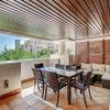 Terraza con mesa y sillas de mimbre