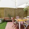 Terraza con muebles de madera pintados