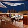 Terraza con muebles de madera y metálicos