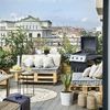 Terraza con muebles de palets, zona de comedor, relax y barbacoa portátil.