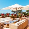 Terraza con sombrillas