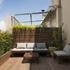 Terraza exterior con mobiliario de madera de acacia y jardineras del mismo material