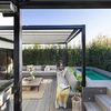 Terraza moderna con gran sofá de obra, pérgola y piscina