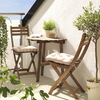 Terraza pequeña con mesa y sillas de jardín de IKEA