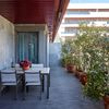 Terraza semicubierta en planta baja con muebles de aluminio