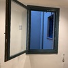 Ventana en posición batiente