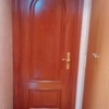 Vestidor con las puertas de color cerezo y armario en roble.