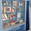 Vitrina detras de mostrador de Tienda