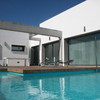 Zona de solarium en piscina