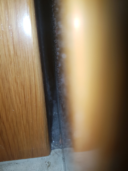 ¿Cómo sellar esta puerta de madera corredera? ¿Qué especialista sabría hacerlo mejor?