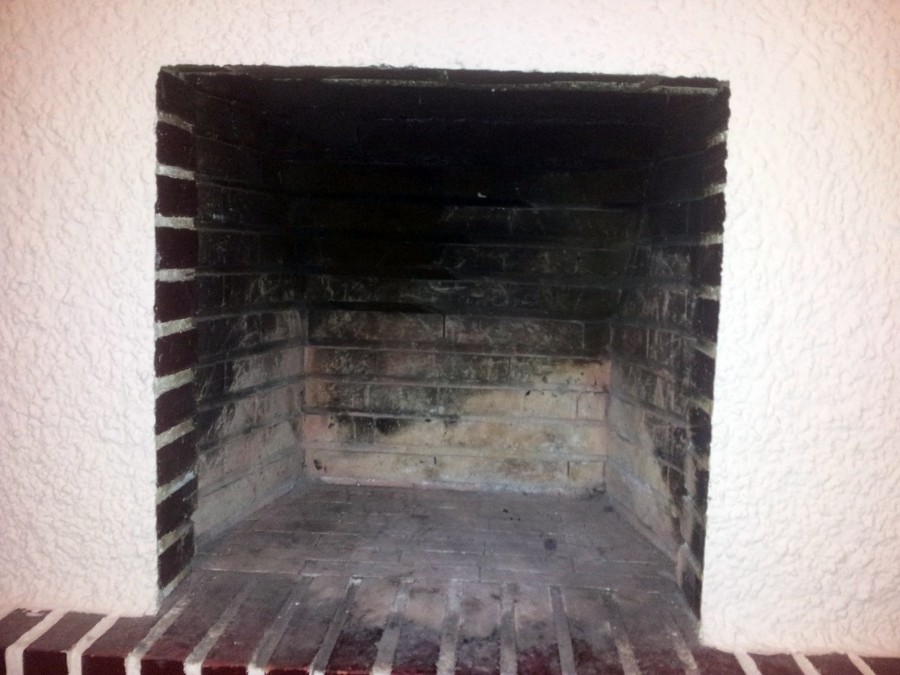 Instalar un hogar de hierro fundido en una chimenea de obra existente