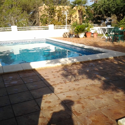 Derribar muro, excavación de terreno, hacer muro y preparar suelo para