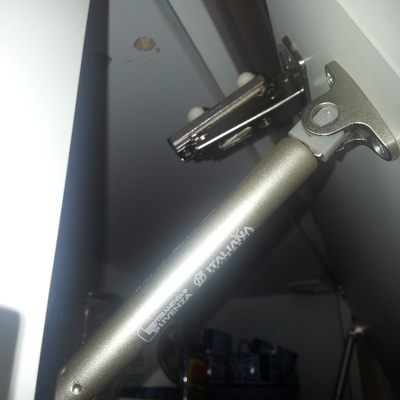 Arreglar una bisagra horizontal de un armario de cocina - Madrid