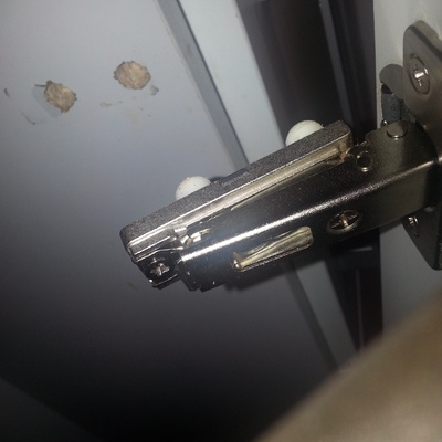Arreglar una bisagra horizontal de un armario de cocina - Madrid