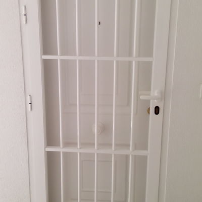 Instalar puerta metalica delante de la puerta principal vivienda