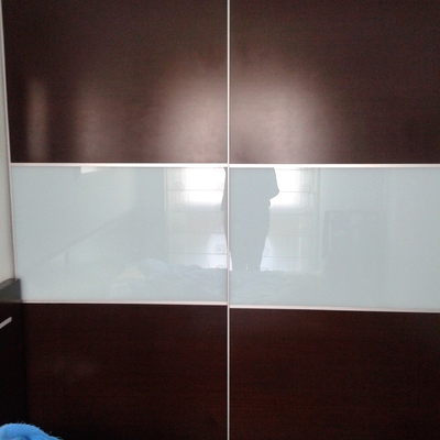 Puerta corredera desencajada y falta tope superior en armario - Altzaga