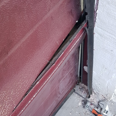 Pequeña reparación puerta garage tras golpe coche - Mejorada del Campo