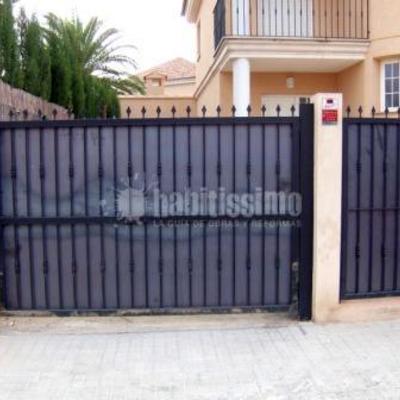 Pintar puerta garaje y acceso peatonal - La Cañada (Valencia) | Habitissimo