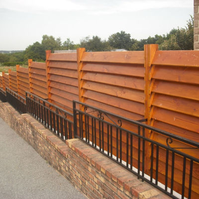 Vallado o cerramiento de pequeño jardin con madera - Balcón de Malaga