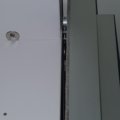 Reparacion de la guia de una puerta corredera de armario empotrado al