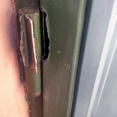 Reparación bisagras de puerta metálica de garaje y pequeña modificación