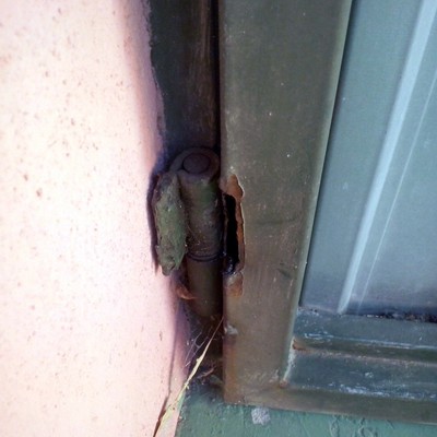 Reparación bisagras de puerta metálica de garaje y pequeña modificación