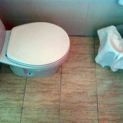 Instalar suelo autoadhesivo sobre gres en baño y rebajar puerta