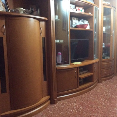 Colocar tarima en toda la casa con mueble en el comedor hasta el techo