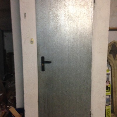 Instalar/sustituir una puerta galvanizada acceso sotano-entrada casa