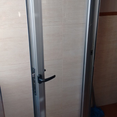 Arreglar cierre de ventana/puerta de lavadero de cocina - Córdoba