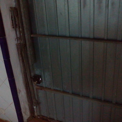 Revisar y reparar puerta garaje por rotura pieza que estira el muelle