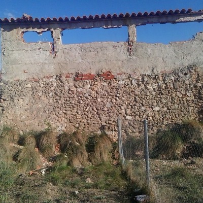 Fachada trasera casa, muro perimetral - Ayora (Valencia) | Habitissimo