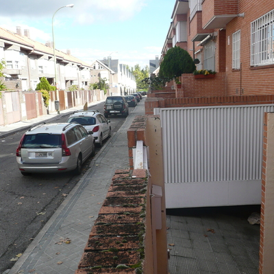 1 arreglar muro inclinado 2 rehacer entrada de garaje, 3 mejorar tubos