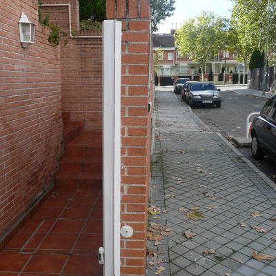 1 arreglar muro inclinado 2 rehacer entrada de garaje, 3 mejorar tubos