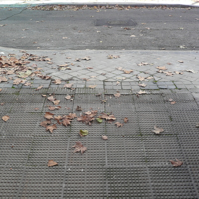 1 arreglar muro inclinado 2 rehacer entrada de garaje, 3 mejorar tubos