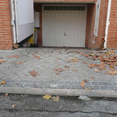 1 arreglar muro inclinado 2 rehacer entrada de garaje, 3 mejorar tubos