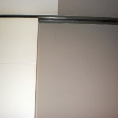 Puertas correderas con sistema de carril en techo - Madrid (Madrid