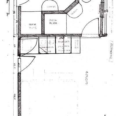 Transformar un cuarto de baño en dos baños independientes y añadir un