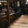 Hacer terraza quitando pared exterior, chapar y alisar paredes, piso nuevo encima del viejo y barra nueva