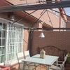 Pergola de aluminio en marrón con toldo en color beigs