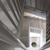 Instalación de un ascensor hidráulico en el hueco de la escalera