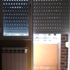 Separar la ventana de la puerta con dos persianas para que la persiana de la puerta llegue hasta abajo y no entre luz