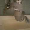 Fuga de agua en tubería ,lavabo baño