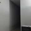 Instalación de puerta en pasillo