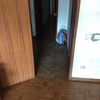 Lijado y barniz de parquet en mesa y lopez