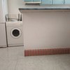 Arreglar un azulejo y poner una barra en una estructura de carpintería alumínica